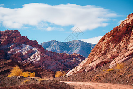 山岳之间的孤立沙石路背景图片