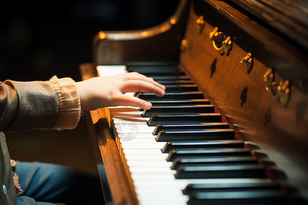 一个孩子在弹奏钢琴高清图片