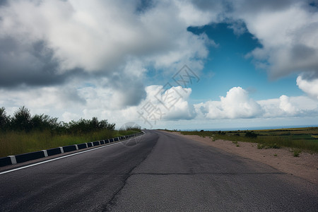 浩瀚天空下的长途公路背景图片