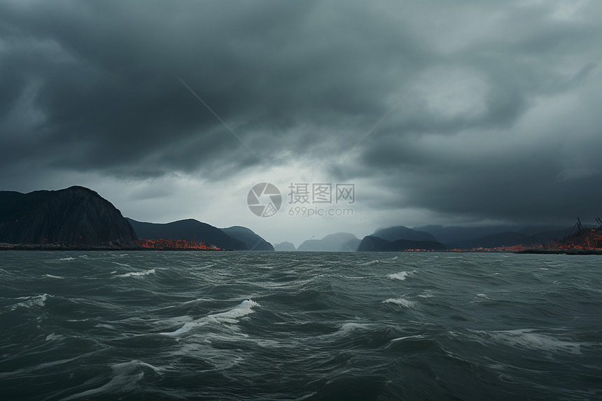 阴暗天气的海洋景观图片