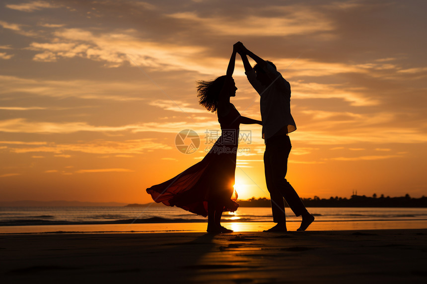 日落时海滩上的浪漫情侣图片
