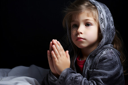 双手祈祷的外国小男孩图片
