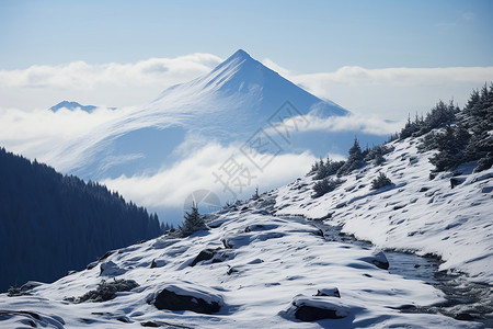 白雪覆盖的卡尔帕特山脉景观高清图片
