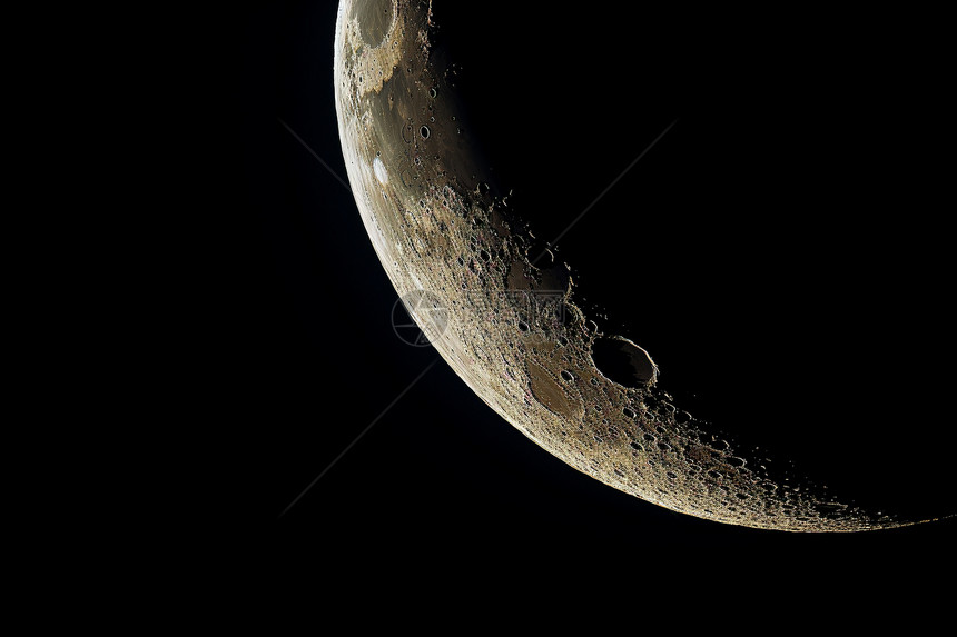 黑背景下的月球图片