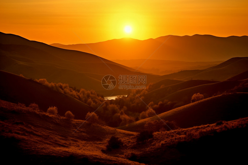 夕阳余晖照耀下的山丘景色图片