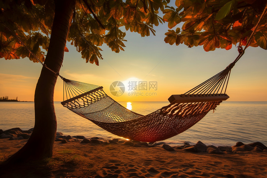 夕阳下的海滩吊床图片
