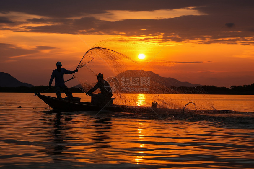 夕阳下打渔的渔夫图片