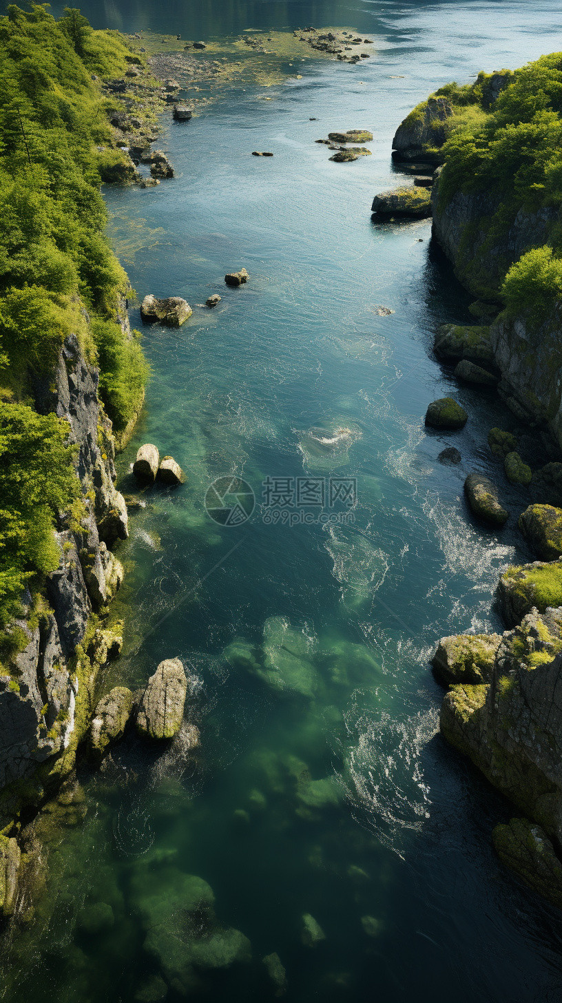 夏季清澈的峡谷河流图片