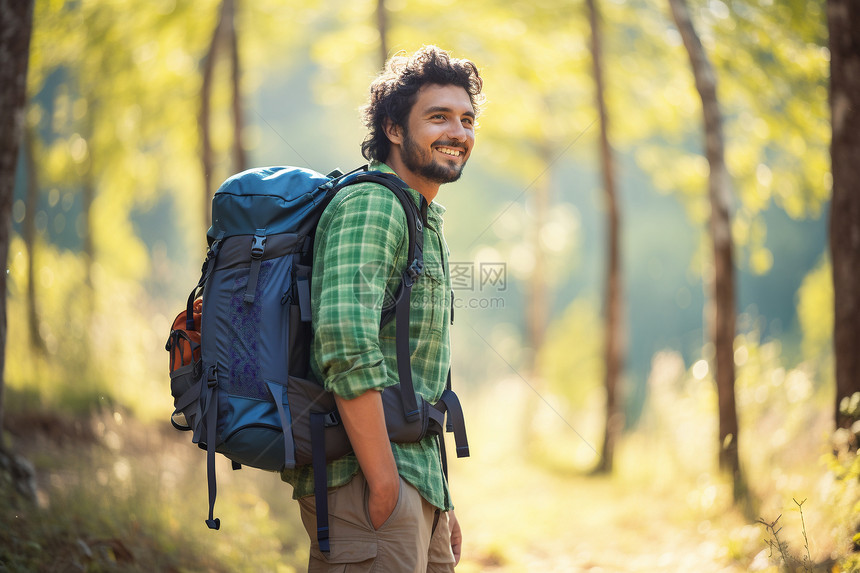 森林中快乐的背包客图片