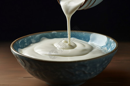 带勺的希腊风味酸奶碗高清图片
