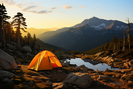 日出下的帐篷图片