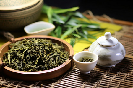 毛尖绿茶一杯绿茶和茶壶背景