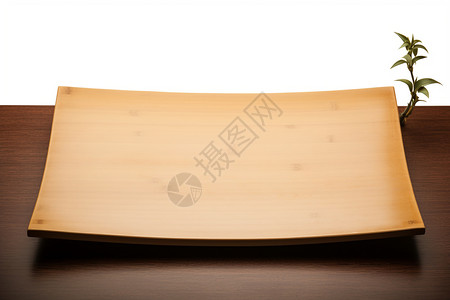 木夹板木桌上的竹质餐盘背景