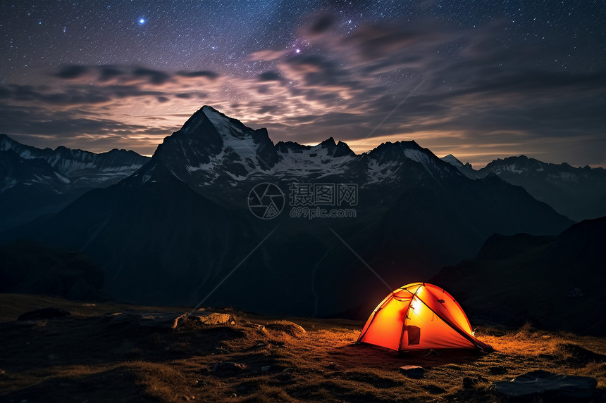 夜晚山间露营的帐篷图片