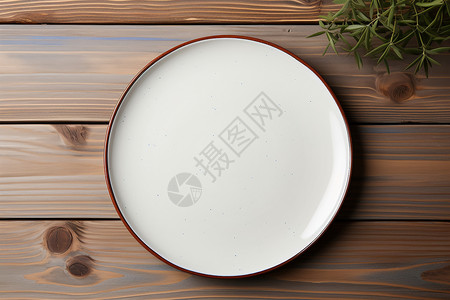 木桌上的白色盘子背景图片