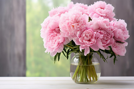 花瓶中的粉色花束图片