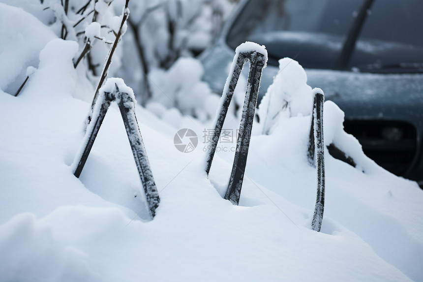 雪地中的零件图片