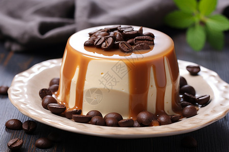 餐盘上的巧克力奶油蛋糕图片