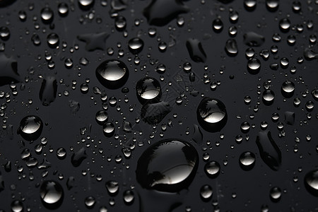 黑色背景上滴落的水滴图片