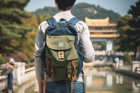 街头背着双肩包的男子图片