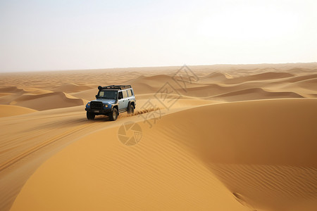 在沙漠中驾驶吉普车图片