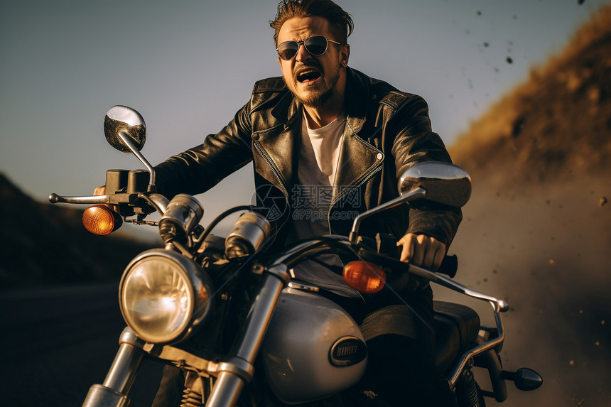 一位英俊男性骑着摩托车图片