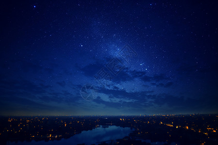 星星的轨迹夜空中的星光湖泊背景