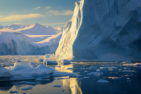 冰山漂浮在冰水中图片