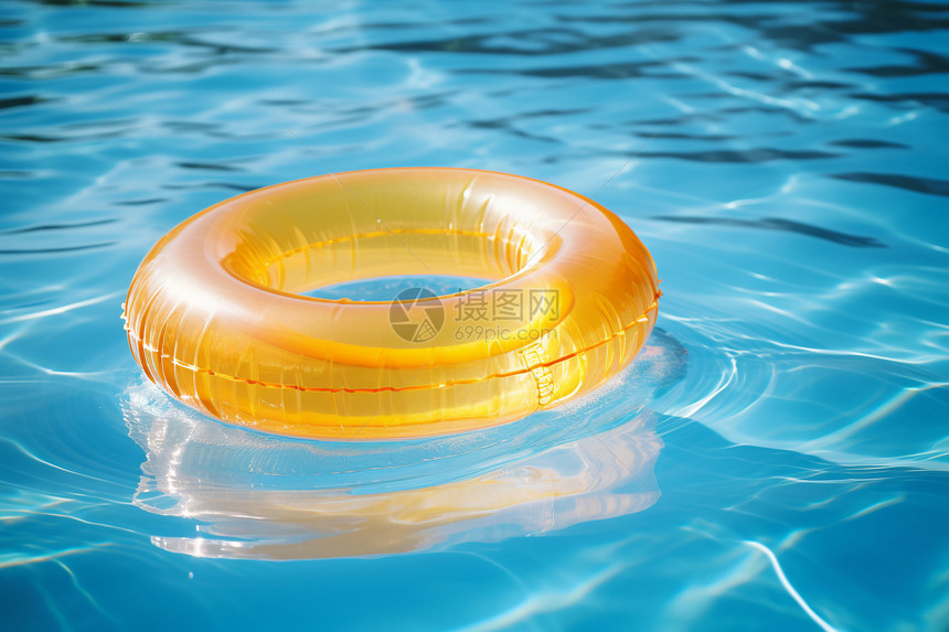 黄色泳圈浮动在泳池里图片