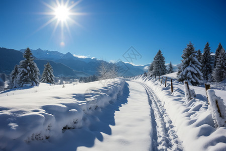 冬日雪山上的道路图片