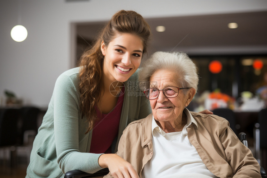 快乐的白发奶奶坐在轮椅上和医生聊天图片