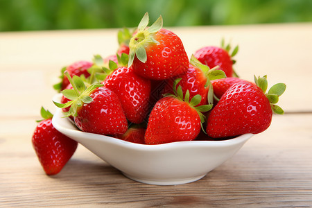 草地上的草莓背景图片