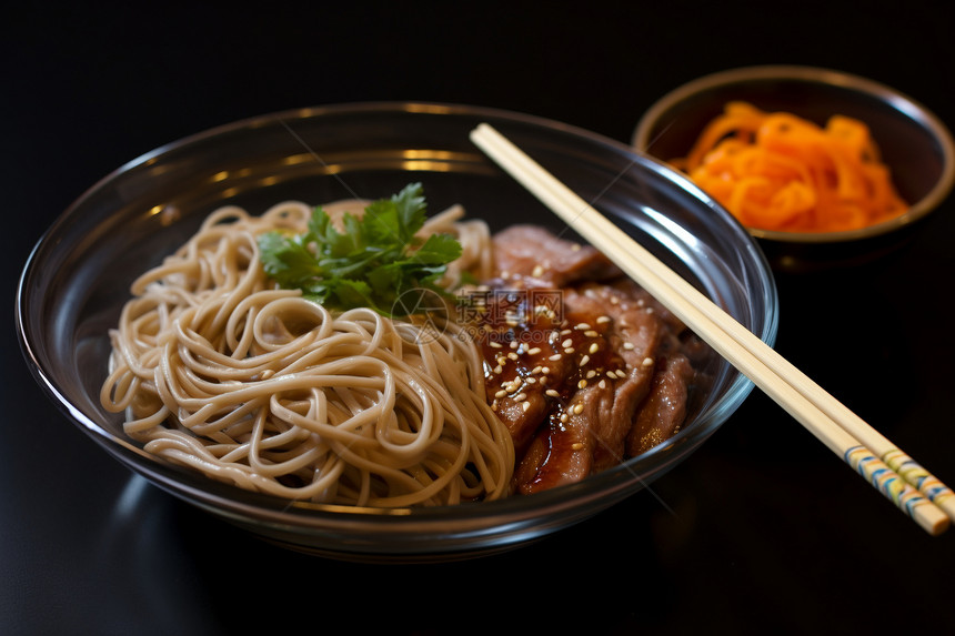 健康饮食的鸡肉荞麦面图片