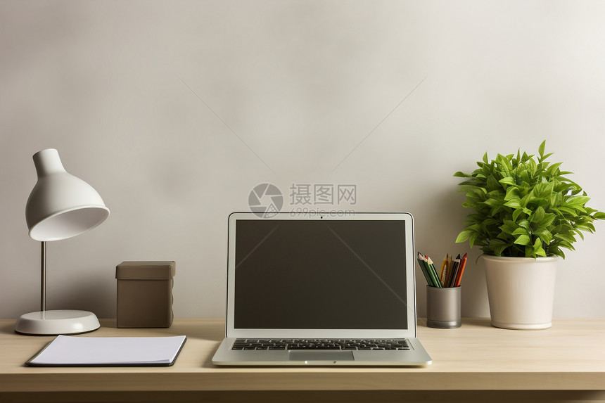 桌子上的办公电脑图片