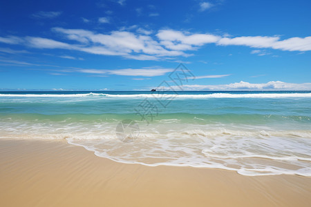 海浪涌入的沙滩图片