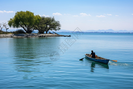 湖上的男人与远处树木图片