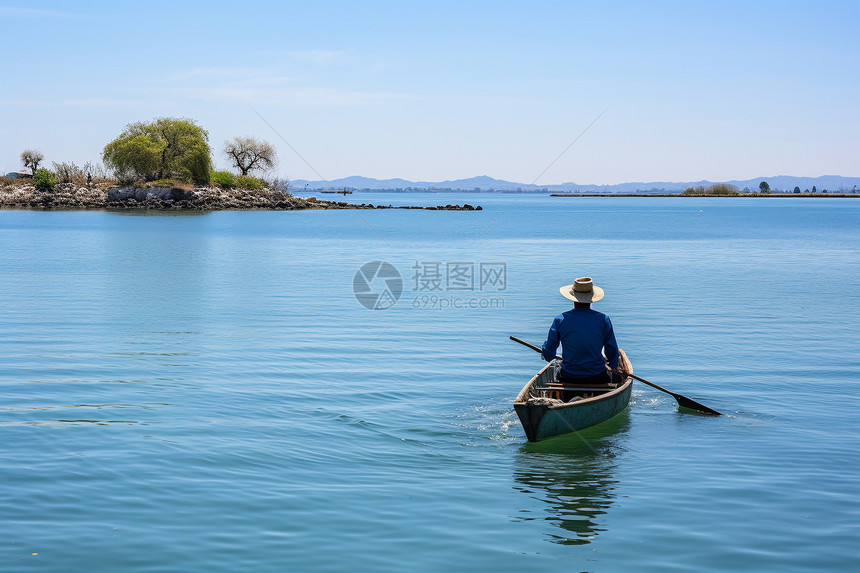 湖上划船的人图片