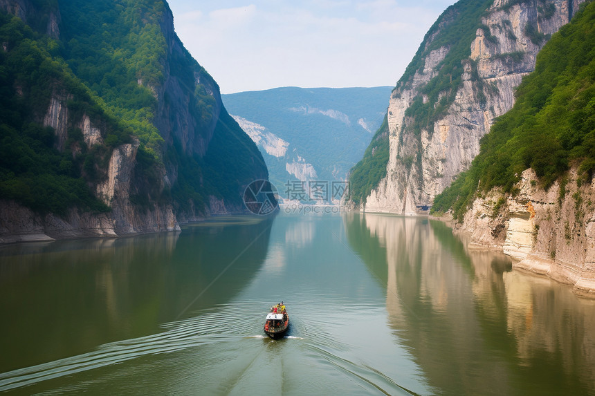 狭窄的山区河流中行驶的船只图片