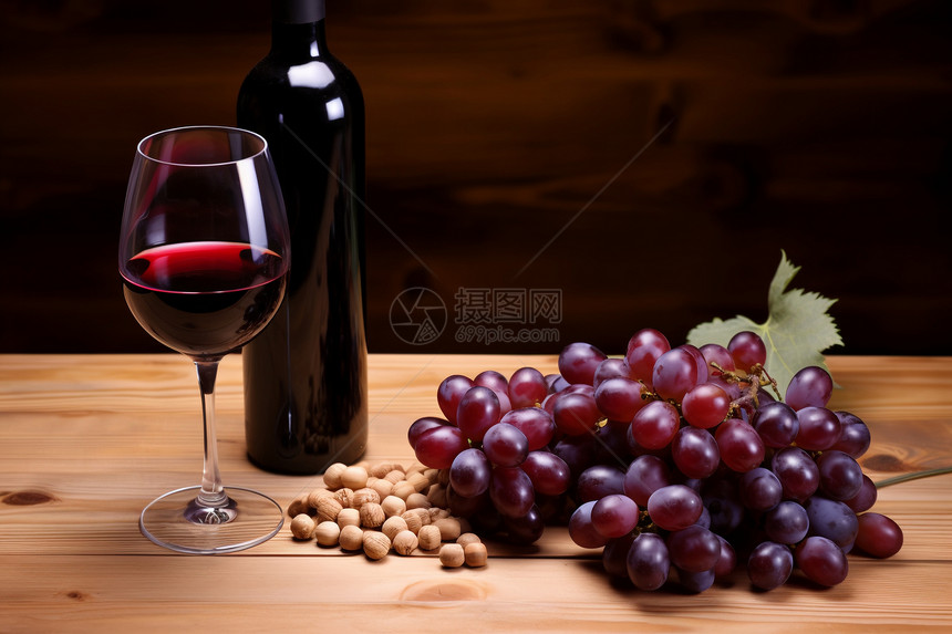 木桌上的葡萄酒图片