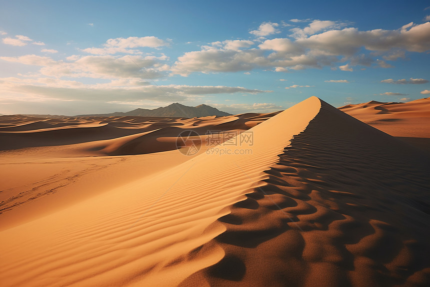 沙丘与远处的山脉图片