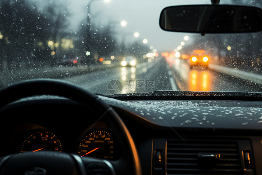 下雨时行走在道路上的汽车图片