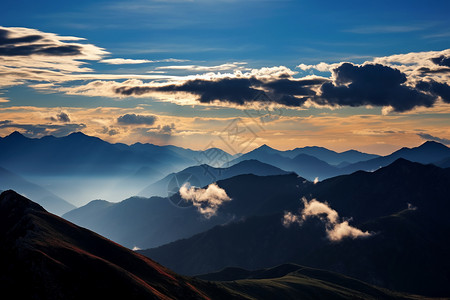 山间日出壮丽的山脉景观背景