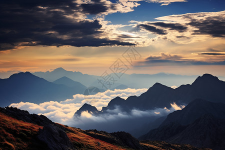 日出时分的山间云海景观背景图片