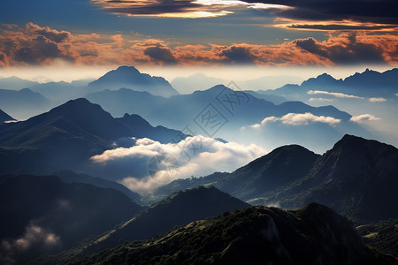 云雾缭绕的山间景观图片
