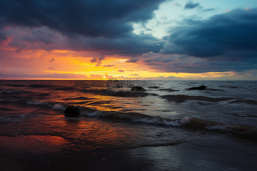 夕阳下的海景图片