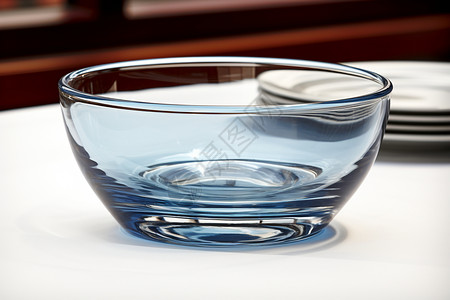 桌子上的透明玻璃碗图片
