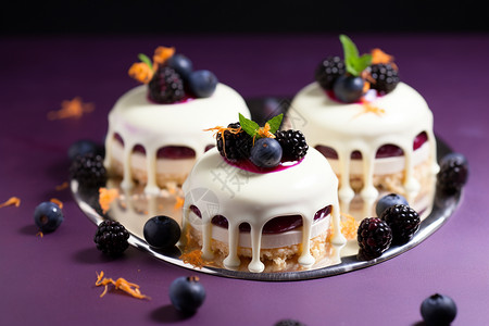 美味的奶油蓝莓蛋糕图片