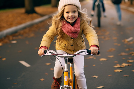 秋季户外骑行的小女孩图片