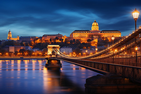 桥梁在布达佩斯夜景下的布达佩斯背景