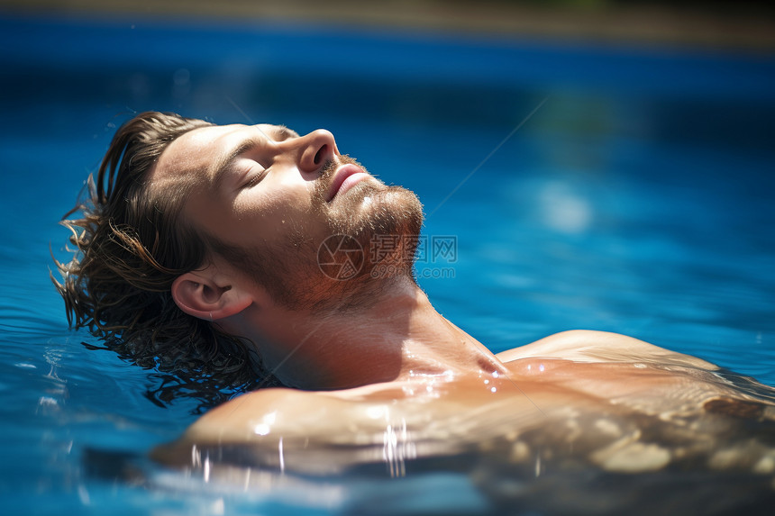 漂浮在泳池里的男人图片